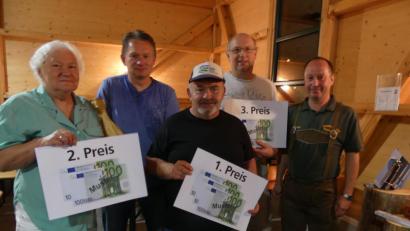 Bild: rn
Waltraud Weber, Roland Götz, Roland Pemp und Bernd Wolf (von links) sind die ersten Mitspieler, denen Günther Ring nach der Ergebnisauswertung ihre Preise überreichte.
