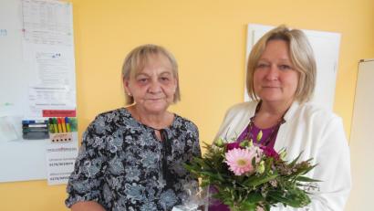 Bild: amö
Rektorin Christine Schneider (rechts) dankte Gisela Schmaderer mit Blumen und einem Gutschein für die geleistete gute Arbeit.