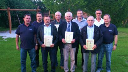 Bild: fdl
Freuten sich über die Treue der Mitglieder zur Feuerwehr. Li. die Kommandanten Alfons Falk und Christian Lenk, re. Vorstand Berthold Maier und Bürgermeister Hermann Falk (fdl).