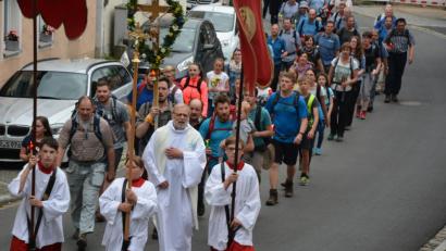 Bild: jr
Pater Benedikt Leitmayr führte die Prozession an, die am Pfingstsonntagabend in die Konnersreuther Pfarrkirche einzig. Hinter den Pilgern lagen insgesamt mehr als 120 Kilometer Fußmarsch innerhalb von drei Tagen. Klar, dass die Strapazen sich in den Gesichtern der Fußwallfahrer widerspiegeln. Umso schöner dann die glückliche Heimkehr.