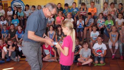 Bild: sön
Von den Kindern bekam Bürgermeister Erwin Geitner viele nützliche kleine Geschenke mit wertvollen Tipps dazu überreicht.