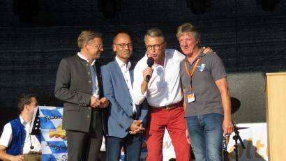 Bild: ubb
Auf die Plätze, fertig los: Gut gelaunt und erwartungsvoll, was noch kommen mag in den nächsten vier Wochen, eröffneten MdL Tobias Reiß, Stellvertretender Landrat Alfred Scheidler, Bürgermeister Franz Stahl und Fördervereins-Vorsitzender Vinzenz Rahn (von links) auf der Seebühne den dritten "cooltour-Sommer" im Fischhofpark.