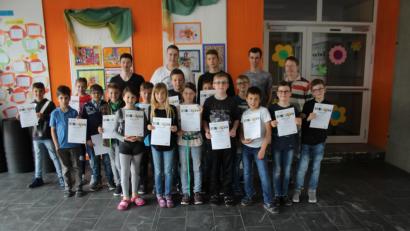 Bild: sns
Knapp 20 Viertklässler der beiden Neunburger Grundschulen beteiligten sich am Projekt „Schüler erfahren Technik“. Dafür erhielten sie nun Urkunden ausgehändigt.