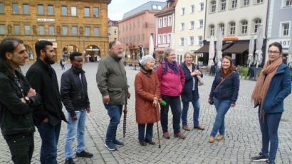 Bild: usc
In leicht verständlichem Deutsch machte Stadtführerin Lilian Gruber (rechts) die ausländischen Neubürger mit Sehens- und Wissenswertem bekannt. Die Bildungskoordinatorin für neu Zugewanderte, Christina Gerl (Zweite von rechts), hatte die Aktion organisiert.