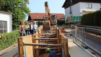 Bild: wec
Die Arbeiten (hier in der Waldstraße) gehen zügig voran. Bürgermeister Josef Gilch (Zweiter von rechts) beim Ortstermin mit den Verantwortlichen der Großbaumaßnahme (von links) Polier Jan Gorgas, Roland Kiesecker (Bauüberwachung Ingenieurbüro Seuß) und Christian Höfler (Bauleitung Firma Englhard).