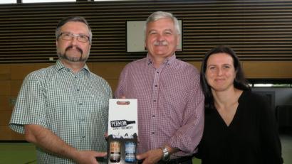 Bild: Hirsch
Der Leiter der Partnerschule in Sokolov, Vladimir Vlcek (links), und Deutschlehrerin Sandra Kucerova bedankten sich bei Hans Moser (Mitte) für die langjährige gute Zusammenarbeit mit einem Geschenk.