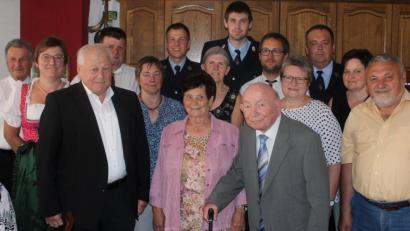 Bild: kar
Willibald Hösl (vorne rechts mit Ehefrau Ottilie) freut sich über die Glückwünsche von Bürgermeister Johann Wilhelm (unten links). Auch zahlreiche Vereinsmitglieder sowie Freunde und Familienmitglieder gratulierten dem Gutenecker zum 85. Geburtstag.