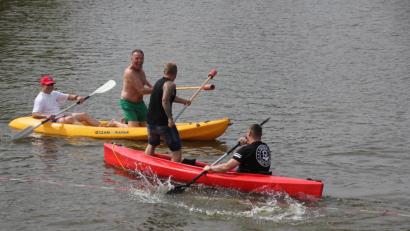 Bild: kro
"Spiel(en) ohne Grenzen" beim "cooltour"-Sommer am Pfingstsonntag: Bürgermeister Franz Stahl in grüner Badehose tritt beim Fischerstechen gegen Tursiana-Mitglied Matthias Dill an.