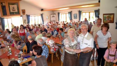 Bild: hcz
Getanzt, geschunkelt und mitgeklatscht wurde im voll besetzten Vereinsheim "Almrausch".