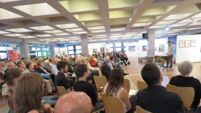 Bild: ubb
Zahlreiche Gäste nehmen an der Vernissage teil, die von Matthias Scholz am Vibraphon musikalisch begleitet wird.