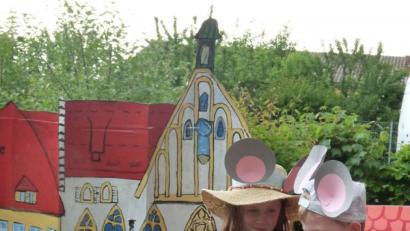 Bild: exb
Eine selbstgebaute Kulisse, Kostüme und viel Musik runden das Theaterstück der Kinder ab.