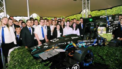 Bild: gf
Stolz präsentieren die Studenten der Ostbayerischen Technischen Hochschule ihren neuen Rennwagen RS 19, der vom nahezu 50-köpfigen Team fast erdrückt wird.