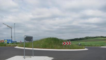 Bild: sei
Auch wenn sich zum Unkraut in der Mitte des Kreisverkehrs einige Margeriten und Kornblumen gesellt haben - die Gestaltung der Insel soll dauerhaft ansprechend und hübsch sein. Bürgermeister Richard Kammerer hofft auf Vorschläge der Bürger.