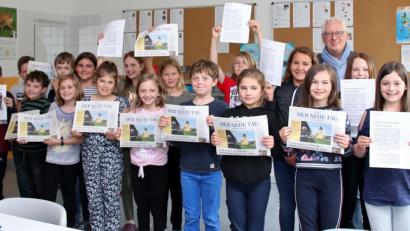 Bild: exb
Sie lesen jeden Tag die Zeitung "Der neue Tag" - und zwar sehr genau, wie Redakteur Thomas Dobler (hinten, rechts) beim Gespräch mit den Viertklässlern der Grundschule in Wernberg-Köblitz feststellen konnte.