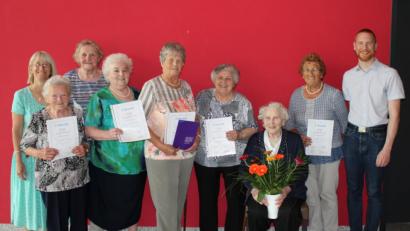 Bild: ckl
Dagmar Deutschländer von der Diakonie Weiden (links) und Pfarrer Christoph Zeh mit den Geehrten Sigrid Häupler, Waltraud Häupler, Marga Rose, Gisela Bauschke, Olga Rottmann, Elfriede Häupl und Liselotte Krauß (von rechts).