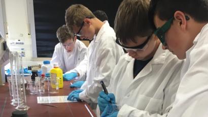 Bild: jzk
Bei verschiedenen chemischen Experimenten konnten die Siebtklässler ihren Forschergeist unter Beweis stellen.