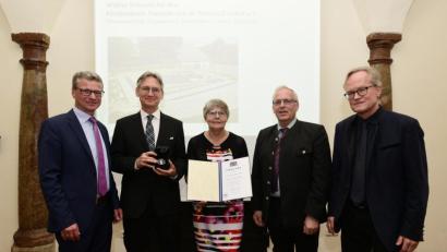 Bild: Robert Haas
Bei der Verleihung nahmen für den verhinderten Walter Schraml drei Vertreter die Denkmalschutzmedaille entgegen: Von links Kunstminister Bernd Sibler, Zweiter Vereinsvorsitzender Martin Wolf, Margot Lulay, Bürgermeister Winfried Franz sowie Generalkonservator Mathias Pfeil.