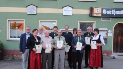 Bild: mfh
Die Geehrten von links:: Bürgermeister Michael Göth, Anni Bär (40 Jahre im OSB), Gauschützenmeister Dietmar Beyer, Heiner Koller (70 Jahre OSB), Günter Kellner (goldene Verdienstnadel für verdienstvolle Mitarbeit im Schützenwesen des OSB), Konrad Pirner (50 Jahre im OSB), Schützenmeister Helmut Miek (goldene Verdienstnadel für verdienstvolle Mitarbeit im Schützenwesen des OSB), Elfriede Poppendörfer, Ernst Urbanski, Manfred Weinhold, Inge Weinhold (alle 40 Jahre OSB).