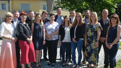 Bild: jr
Unser Bild entstand am sonnenüberfluteten Therese-Neumann-Platz, ein Bild das den Jubelkommunikanten, die am Sonntag 25 Jahre Erstkommunion feierten, in Erinnerung bleiben wird.