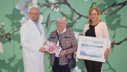 Bild: exb
Frauenkliniken-Direktor Professor Dr. Anton Scharl und Doris Kölbl (rechts), Koordinatorin der Integrativen Onkologie, freuen sich über die 1000 Euro, die Doris Keilberth ihnen überreichte.