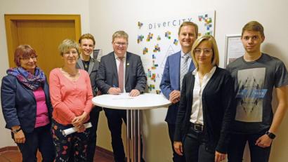 Bild: Susanne Schwab, Stadt Amberg
Sehen Diversity als große Chacne für die Stadt (von links): Personalamtsleiterin Renate Preuß, Gleichstellungsbeauftragte Bärbel Neumüller, Simon Ströll (Gruppe Diversity Challenge), Oberbürgermeister Michael Cerny, Bernhard Mitko, Referatsleiter Recht, Umwelt und Personal, Kerstin Scherl vom städtischen Personalamt und Bastian Langner (Gruppe Diversity Challenge).