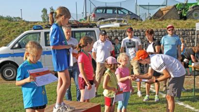 Bild: nm
Die Nordischen Kombinierer Eric Frenzel und Terence Weber, sowie Bürgermeister Thomas Meiler und TSV-Vorsitzender Jürgen Lugert zeichneten die erfolgreichsten Läufer aus. Lob und Respekt hatten sich kleine und große Sportler auf Grund ihrer Leistungen redlich verdient. Bild: nm