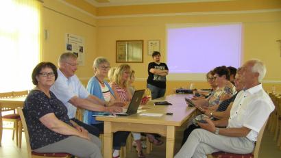 Bild: öt
Bürgermeister Peter König (vorne rechts), Anita Busch von der digitalen Wohnberatung (von links) sowie Seniorenbeauftragter Alois Greger und die Kursteilnehmer verfolgten interessiert die Ausführungen von Kursleiter Frederik Haas (hinten stehend).