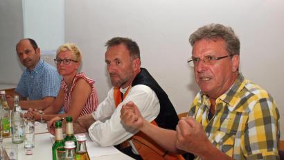 Bild: sön
Auf dem Podium (von links): SPD-Vorsitzenden Hans Ram, Schulleiterin Michaela Bergmann, Innungsobermeister Richard Siegler und BLLV-Kreisvorsitzender Albert Schindlbeck.