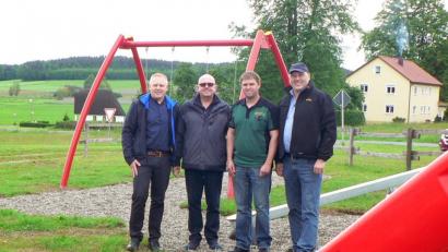 Bild: lep
Der Spielplatz in Metzenhof erstrahlt in neuen bunten Farben. Mit der Dorfgemeinschaft, vertreten von Robert Schwemmer und Daniel Albersdorfer (von rechts), freuen sich Bürgermeister Jürgen Kürzinger (links) und Bauhofleiter Jörg Dollhopf.