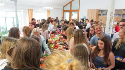 Bild:  Klinikum/Guttenberger
Die Auswahl am Büfett bei der gemeinsamen Mittagspause war riesig.