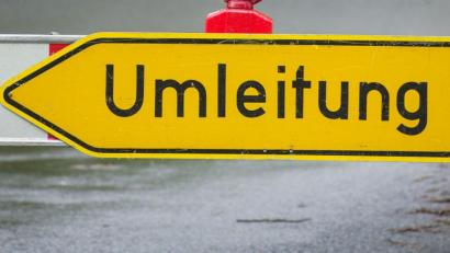 Symbolbild: David Ebener/dpa
Umleitung: Die Bayernwerkstraße in Kümmersbruck ist ab Dienstag, 11. Juni, bis Freitag, 21. Juni, wegen Kanalbauarbeiten gesperrt.