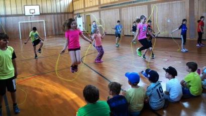 Bild: weu
Mit Spaß und Begeisterung zeigten die Schüler der Klasse 3/4 ihren Mitschülern und Eltern, was sie mit Trainerin Tesa Heyes am Springseil eingeübt haben.