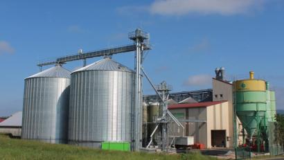 Bild: mez
In zwei neue Silos mit einem gesamten Investitionsvolumen über einer Million Euro investierte die Raiffeisenbank Oberpfalz NordWest eG in ihre Raiffeisen-Markt-Waren GmbH im Gewerbegebiet in Erbendorf.