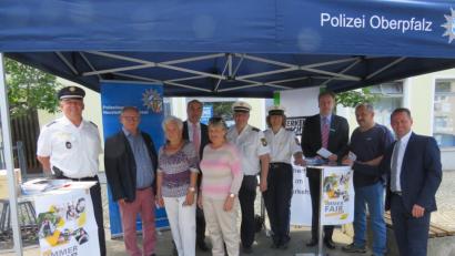 Bild: adj
Erster Polizeihauptkommissar Hermann Weiß, zweiter Bürgermeister Heinrich Maier, Vorstandsvorsitzender Josef Pflaum, Polizeihauptkommissar Tobias Wirth (hinten, von links) sowie Sparkassenvorstand Gerhard Hösl (rechts) unterstützen die Aktion des bayerischen Innenministeriums.