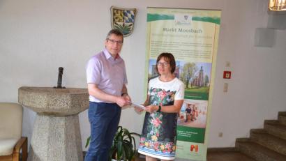 Bild: gi
Die Leiterin der Gäste-Information Claudia Rieß überreichte ein druckfrisches Exemplar des Kinder-Spaß-Programms an Bürgermeister Hermann Ach.