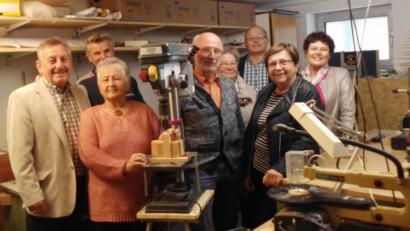Bild: u
Die 2011 gegründete Holzwerkgruppe ist aus dem BRK Seniorenheim St. Barbara nicht mehr wegzudenken. Der Förderkreis Altenhilfe stattete die Holzwerker vor kurzem mit einer neuen, besonders leise und präzise arbeitenden Bohrmaschine aus. V. l.: Förderkreisvorsitzender Werner Schulz, Toni Pirzer, Gisela Witt, Werkstatt-Chef Josef Kohl, Julia Wenzl, Schatzmeister Reinhold Birner, Stadträtin Bärbel Birner und Heimleiterin Astrid Geitner.