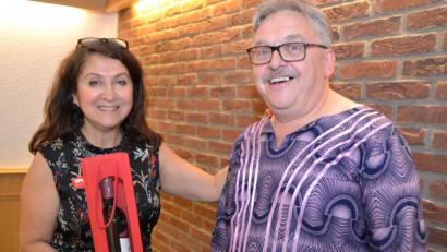 Bild: hcz
Sema Tasali-Stoll dankt ihrem Stadtratskollegen Norbert Freundorfer für seinen interessanten Vortrag.