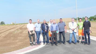 Bild: lep
Zügig gehen die Arbeiten im neuen Baugebiet "Sandbrunnen IV" voran. Davon überzeugen sich Bürgermeister Jürgen Kürzinger (Fünfter von links), sein Stellvertreter Josef Schreglmann (rechts daneben), die Ingenieure Christoph Reger (rechts) und Werner Erhart (Dritter von rechts) sowie Mitarbeiter der ausführenden Firma Wilhelm Bauer aus Erbendorf.