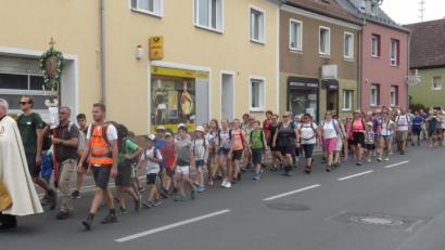 Bild: rha
Einstand nach Maß für die neue Pilgerführerin Mona Kreuzer: Mit über 100 Teilnehmern kehrt ihre Gruppe am Ende einer segensreichen Wallfahrt nach Vilseck zurück.