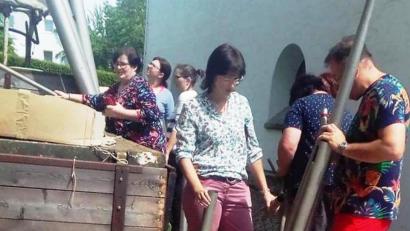 Bild: ld
Großes Interesse an den Pfeifen der alten Max-Reger-Orgel. In 20 Minuten waren alle vergeben. Die Ministrantenkasse wurde um fast 800 Euro aufgebessert.