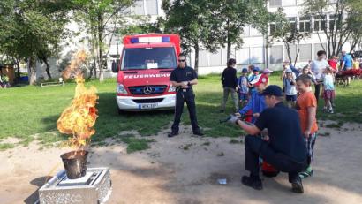 Bild: exb
Die Schüler löschen beim Sicherheitstag einen brennenden Eimer.