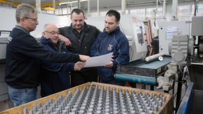 Bild: Gabi Schönberger
Thorsten Petters (Zweiter von rechts) arbeitet im Unternehmen von Michael Grünwald (links). Wenn ein Einsatz ist, stehen die Maschinen still. Doch der Chef ist glücklich, dass er die Wehr mit Kommandant Sebastian Hartl (rechts) und Vorsitzendem Josef Kres unterstützen kann.