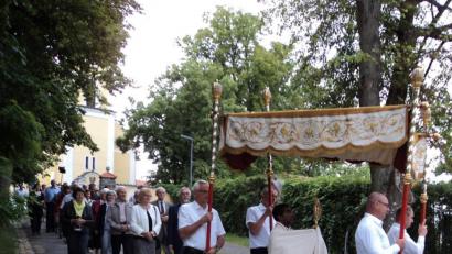 Bild: ksi
Betend gehen die Gläubigen beim Flurumgang um den Miesberg.