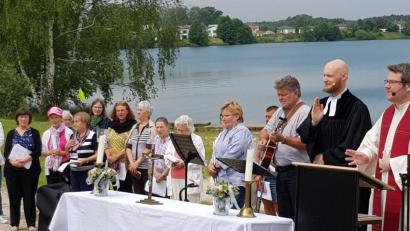 Bild: Hirsch
Pfarrer Christoph Melzl, Vikar Johannes Amberg und Chorleiter Willi Stöhr (von rechts) gestalteten den ökumenischen Gottesdienst am Murner See.