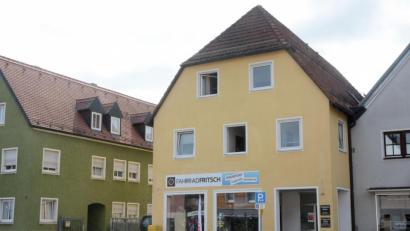 Bild: Gabi Schönberger
Zahnarzt Dr. Reinhard Roth nimmt seinen Sohn, den Oralchirurgen Dr. Felix Roth mit in die Praxis auf und verlagert alle Räume vom ersten Stock ins Erdgeschoss, in dem derzeit noch "Fahrrad-Fritsch" eingemietet ist.