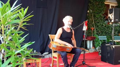 Bild: Kunz
Dieter “Bornzero” Bornschlegel mit seiner Gitarre.