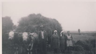 Bild: schß
Ein Bild von zirka 1964 aus dem Familienalbum (von links): Vater Franz Xaver Schmaußer, die älteste Schwester Maria (verheiratete Holler), Josef Schmaußers Mutter, Theresia, und die zweitälteste Schwester Gunda (nun Sr. M. Dorothea im Kloster Wemding).