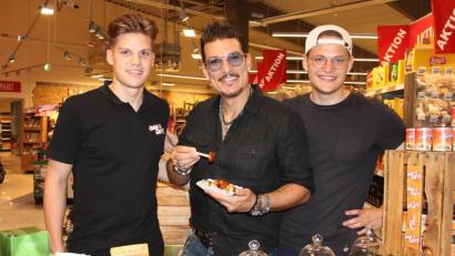 Bild: stg
"Currywurstmann" Chris Töpperwien (Mitte) mit den Startup-Gründern Linus (recht) und Colin Banse (links) in Kemnath