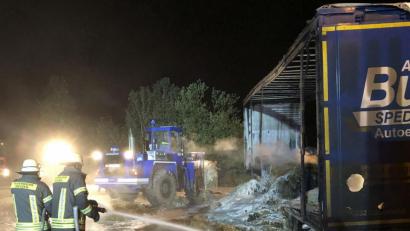 Bild: THW Weiden
Das Feuer war zwar nach kurzer Zeit gelöscht, doch die Nachlöscharbeiten dauerten
bis um 3.30 Uhr morgens.