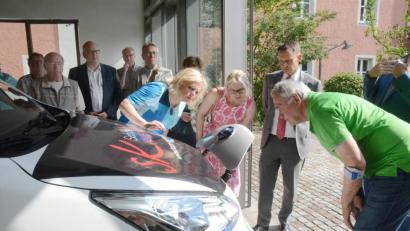 Bild: Gabi Schönberger
Wo muss das Ladekabel hin? Leo Dietrich (Vhs, von rechts), Bürgermeister Jens Meyer, Hildegard Ziegler (SPD) und Dagmar Nachtigall (CSU) wollen es genau wissen, wie´s funktioniert.